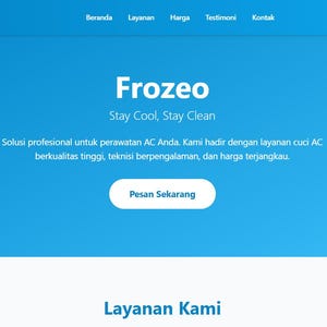 Op de afbeelding: Een blauwe website-startpagina voor Frozeo met de tekst Frozeo, Stay Cool, Stay Clean en een knop met het label Pesan Sekarang. Het navigatiemenu bevat Beranda, Layanan, Harga, Testimoni en Kontak, met een maanpictogram rechtsboven.