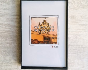 Może przedstawiać: Ręcznie rysowana ilustracja plakatu koncertowego Vampire Weekend. Plakat przedstawia duży żyrandol i nazwę zespołu w dużych literach. Plakat jest oprawiony w czarną ramę i ma serce z napisem "todd!" poniżej.