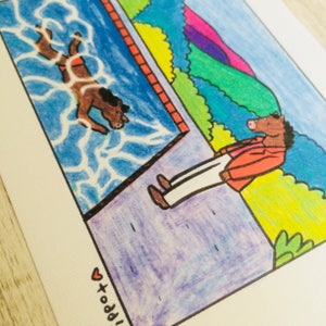 Pode incluir: Uma ilustra&ccedil;&atilde;o desenhada &agrave; m&atilde;o de um cavalo vestindo uma jaqueta vermelha e cal&ccedil;as brancas, em p&eacute; em um caminho ao lado de uma piscina. O cavalo est&aacute; olhando para a piscina onde outro cavalo est&aacute; nadando. O fundo &eacute; uma paisagem colorida com colinas verdes e um c&eacute;u roxo.