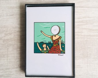 Może przedstawiać: Ilustracja w ramie przedstawiająca kobietę z tamburynem zamiast głowy, która macha do dziecka w wodzie. Kobieta ma na sobie czerwoną sukienkę w złote gwiazdki, a dziecko niebieską koszulę i żółte spodenki. Tło jest turkusowe z małym statkiem w oddali. Pod ilustracją widnieje napis "toot!"