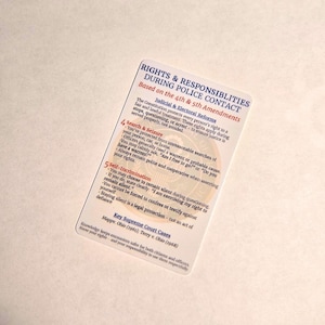 Può includere: Una carta bianca con testo nero che descrive diritti e responsabilità durante il contatto con la polizia, basata sul 4° e 5° emendamento. La carta include informazioni su perquisizione e sequestro, autodenuncia e casi chiave della Corte Suprema.