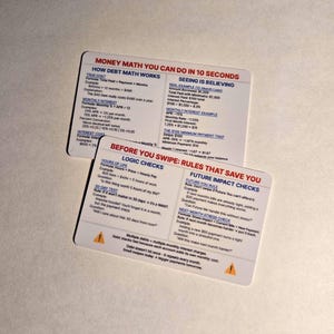 Può includere: Due carte bianche con consigli finanziari. La carta in alto ha il titolo "MONEY MATH YOU CAN DO IN 10 SECONDS". La carta in basso ha il titolo "BEFORE YOU SWIPE: RULES THAT SAVE YOU". Le carte contengono testo e formule finanziarie.