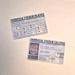 Może przedstawiać: Dwie nowatorskie karty identyfikacyjne z tekstem "MONSTER FUCKER PERMIT" i "MONSTER FUCKER LICENSE". Zezwolenie wymienia poparcia takie jak "Dragon" i "Vampire". Licencja zawiera obrazek z kreskówki, imię i dane fizyczne: wzrost 180cm, waga 99.8kg.