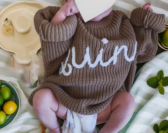 Pull personnalisé pour bébé fille avec nom et monogramme brodés à la main - Un cadeau sincère de tante
