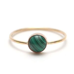 Groene Malachiet Ring, Groene Solitaire, Edelsteen Ring, Rechterhand Ring, Delicate Gouden Ring, Groen en Goud, Malachiet Gumdrop Ring