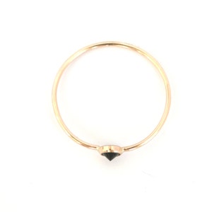 Kleine zwarte spike ring, kleine zwarte steen stapelen ring, zwarte spinel ring, zwart + gouden ring, eenvoudige 14k ring - zwarte spike ring