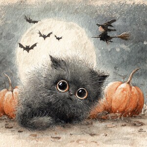 Puede incluir: Ilustración en acuarela de un gato negro esponjoso con ojos grandes, sobre una luna llena y murciélagos. Dos calabazas naranjas a cada lado del gato. Una bruja en una escoba vuela en el fondo, creando un tema de Halloween.