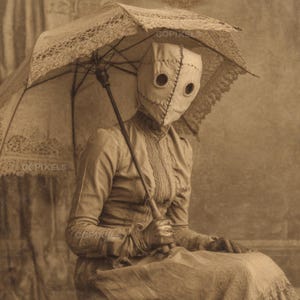 Puede incluir: Imagen sepia de una persona con una máscara cosida con agujeros para los ojos y un vestido largo, sosteniendo un parasol con adornos de encaje. La imagen evoca una estética vintage, posiblemente relacionada con la vestimenta de los médicos de la peste.