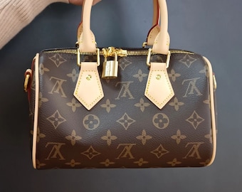 Esta réplica de 20 centímetros del bolso Louis Vuitton Speedy encarna el estilo y el lujo del original.