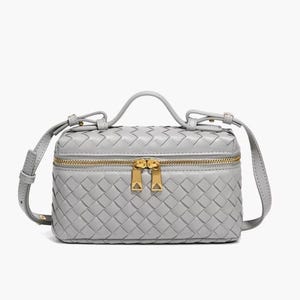 Puede incluir: Un bolso bandolera de cuero tejido gris claro con un asa superior y una cremallera dorada. El bolso tiene forma rectangular y una correa para el hombro desmontable. El bolso est&aacute; dise&ntilde;ado con un patr&oacute;n de tejido de cesta.
