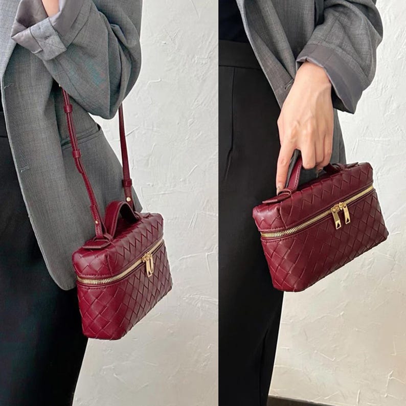 Puede incluir: Un bolso de mano de cuero tejido de color burdeos con forma rectangular. El bolso tiene un asa superior, una correa de hombro desmontable y un cierre de cremallera dorado. El bolso se muestra en dos vistas diferentes.