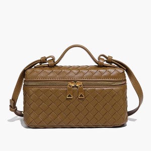 Puede incluir: Bolso de mano rectangular marr&oacute;n con un dise&ntilde;o tejido. El bolso tiene un asa superior y una correa de hombro larga y ajustable. Cuenta con un cierre de cremallera y herrajes dorados. El bolso tiene una forma estructurada.