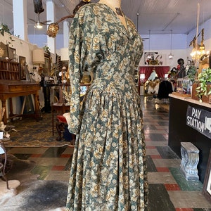 1980s dress, green floral, vintage 80 dress, batwing sleeves, size small, fit and flare, full skirt, 25 waist, 80s does 50s image 5