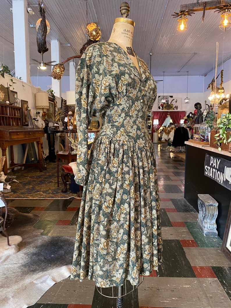 1980s dress, green floral, vintage 80 dress, batwing sleeves, size small, fit and flare, full skirt, 25 waist, 80s does 50s image 5