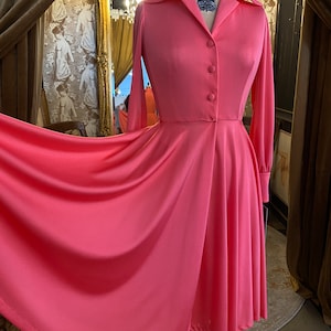 1970s dress, shirtwaist style, vintage 70s dress, coral pink polyester, fit and flare, Gail Gray, size small, full skirt, long sleeve, mod image 4