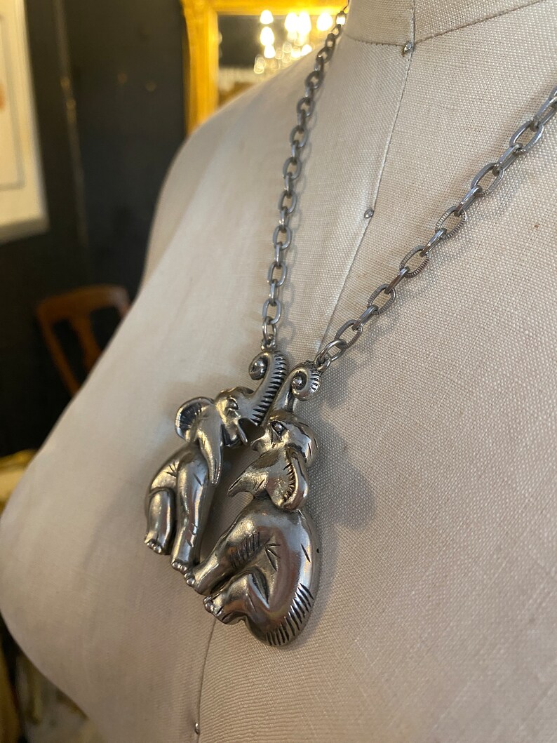 1970s necklace, novelty, double elephants, vintage jewelry, animals, silver tone, chunky pendant, good luck charm, late 60s, mod, funky image 4