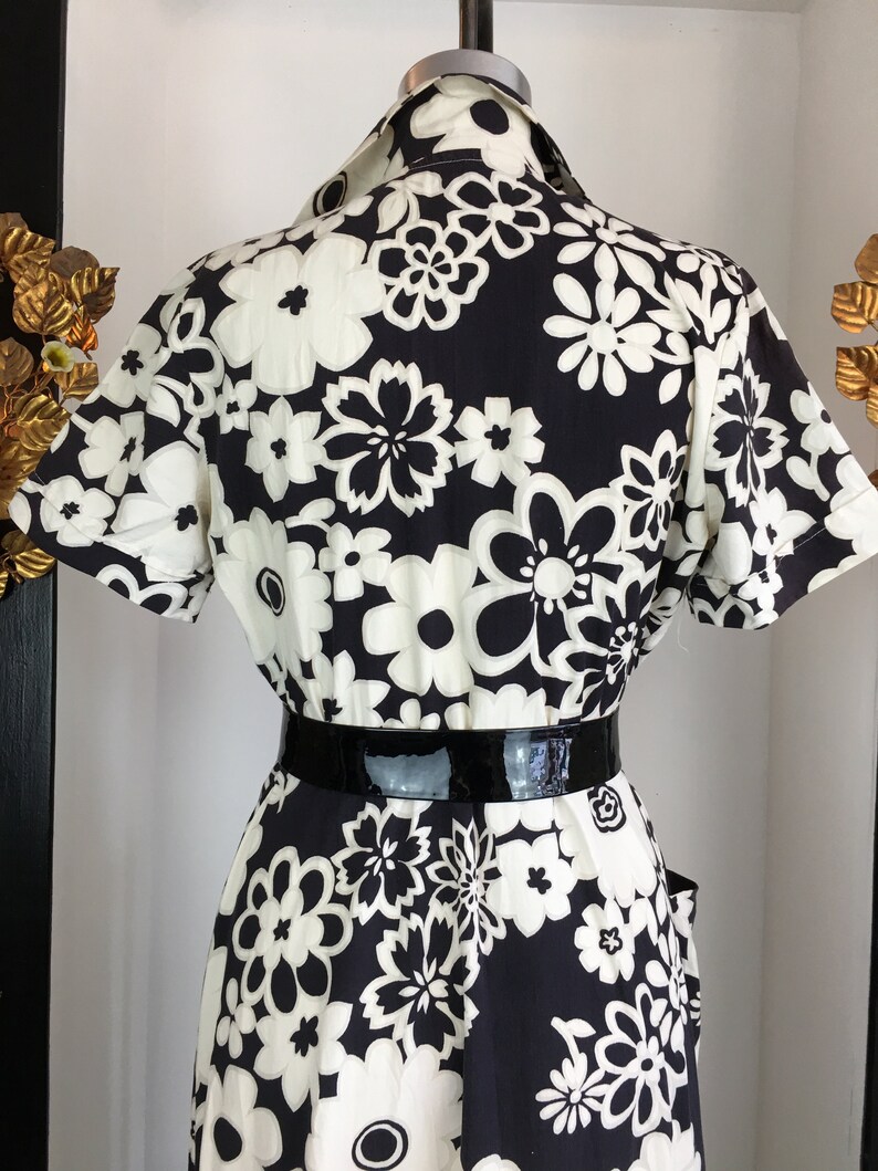 28 waist size medium 1940s dressing gown mod floral dress vintage maxi dress cotton house dress 40s loungewear black and white retro