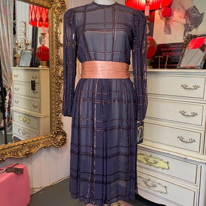 Vestido vintage morado transparente de los años 80 con mangas abullonadas, falda amplia a cuadros de lurex dorado, cinturón y faja, moda de los años 80. imagen 1
