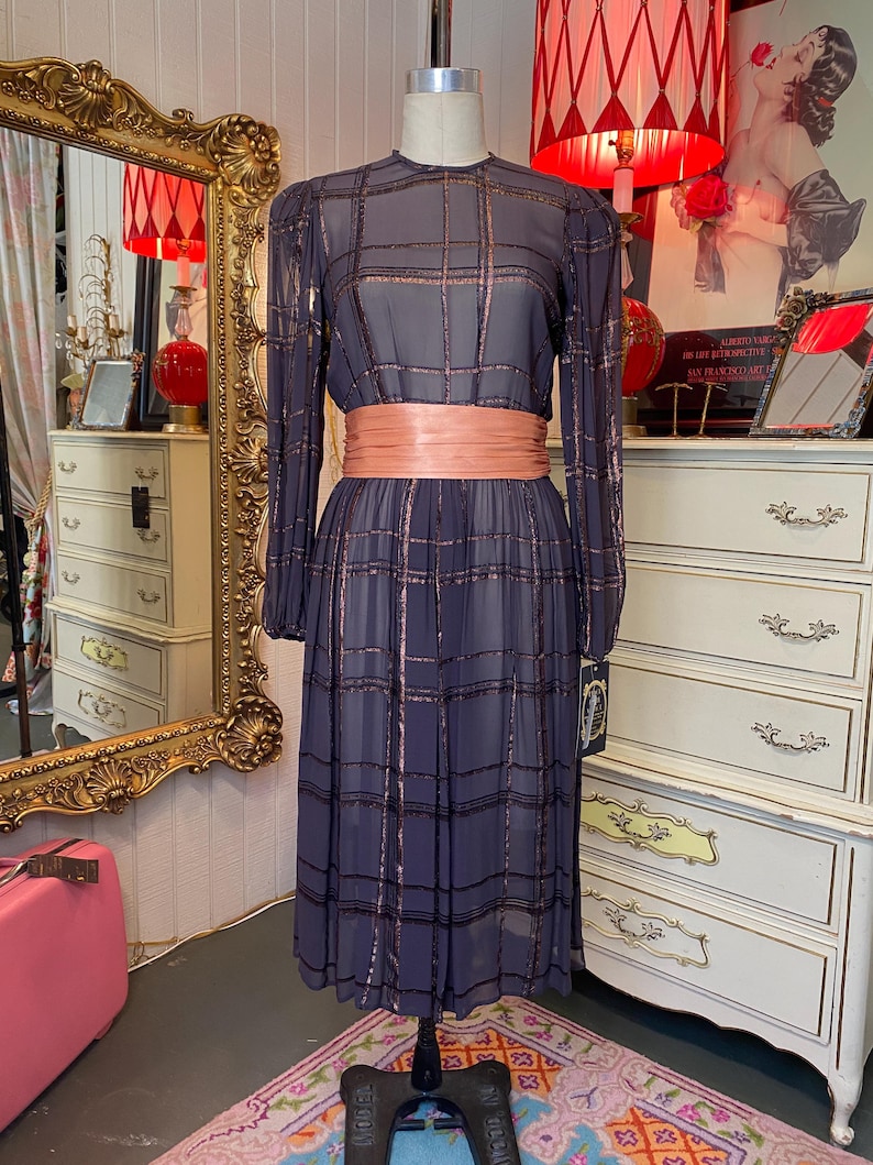 Vestido vintage morado transparente de los años 80 con mangas abullonadas, falda amplia a cuadros de lurex dorado, cinturón y faja, moda de los años 80. imagen 1