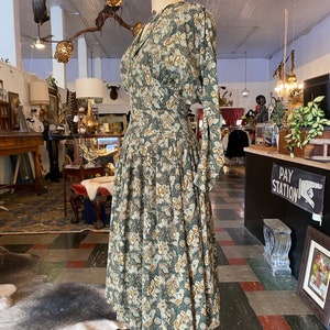 1980s dress, green floral, vintage 80 dress, batwing sleeves, size small, fit and flare, full skirt, 25 waist, 80s does 50s image 7