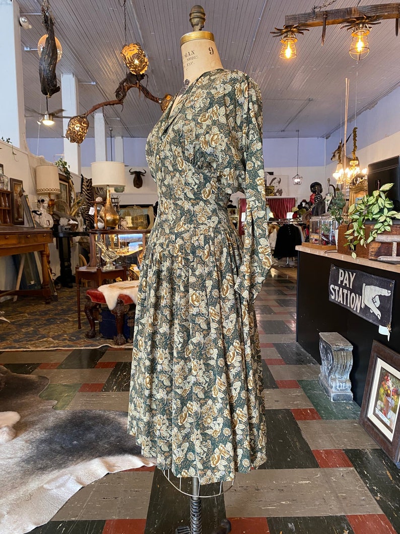 1980s dress, green floral, vintage 80 dress, batwing sleeves, size small, fit and flare, full skirt, 25 waist, 80s does 50s image 7