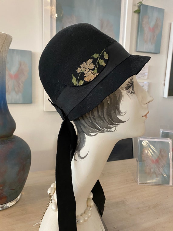 1920s cloche, black wool felt, embroidered, antiq… - image 8