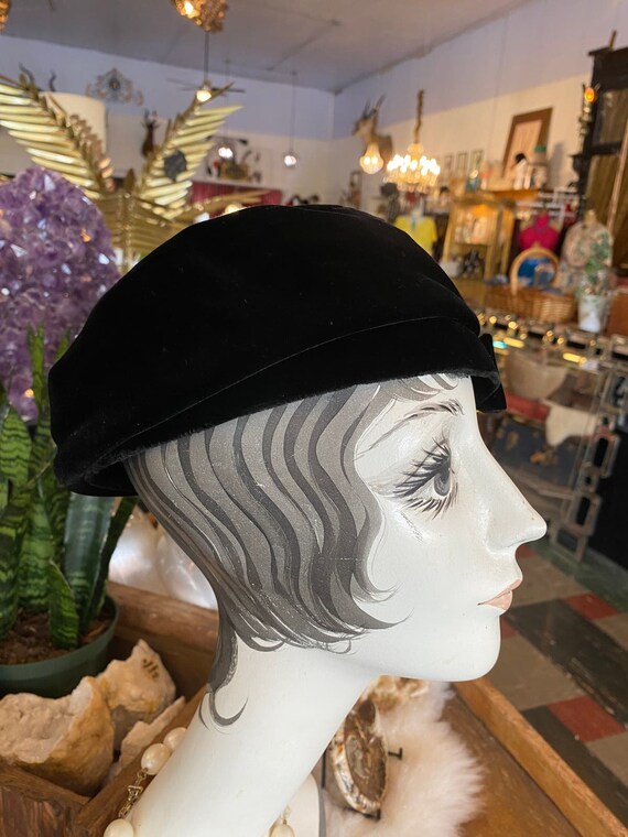 1940s black velvet hat, vintage beret, side bow, … - image 5