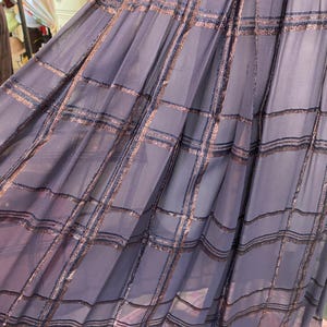 Vestido vintage morado transparente de los años 80 con mangas abullonadas, falda amplia a cuadros de lurex dorado, cinturón y faja, moda de los años 80. imagen 3