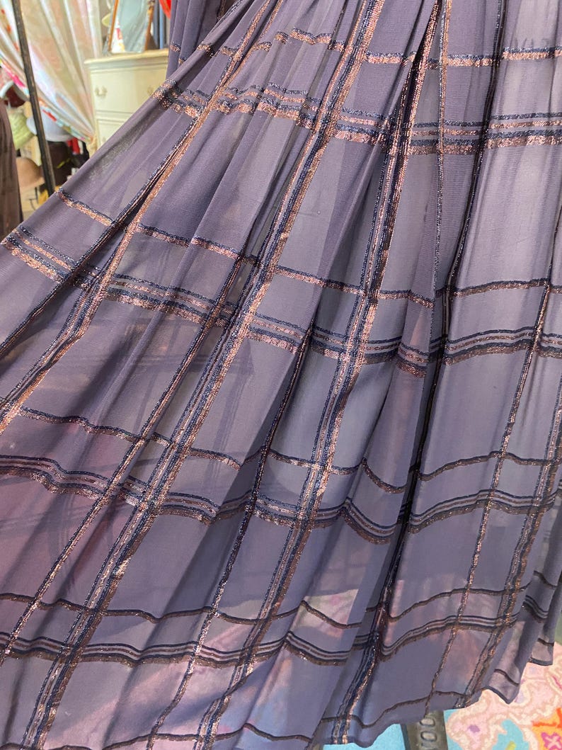 Vestido vintage morado transparente de los años 80 con mangas abullonadas, falda amplia a cuadros de lurex dorado, cinturón y faja, moda de los años 80. imagen 3