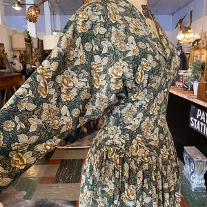 1980s dress, green floral, vintage 80 dress, batwing sleeves, size small, fit and flare, full skirt, 25 waist, 80s does 50s image 4