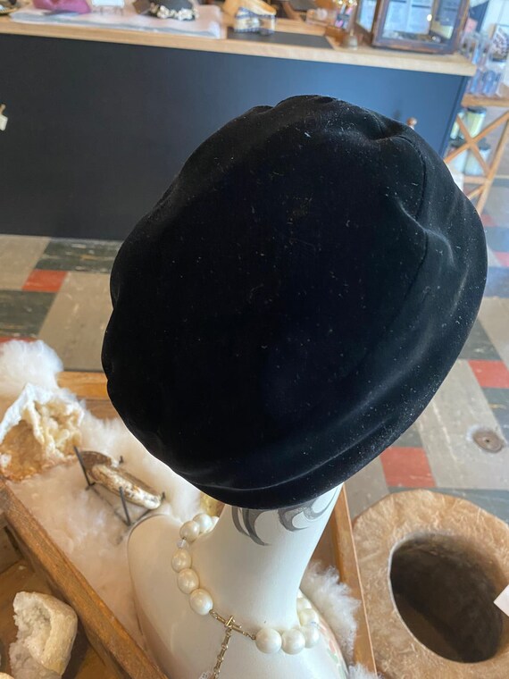 1940s black velvet hat, vintage beret, side bow, … - image 6
