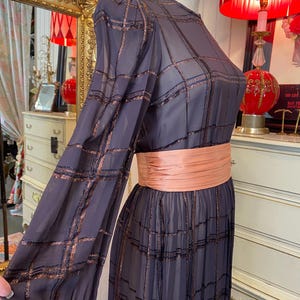 Vestido vintage morado transparente de los años 80 con mangas abullonadas, falda amplia a cuadros de lurex dorado, cinturón y faja, moda de los años 80. imagen 4