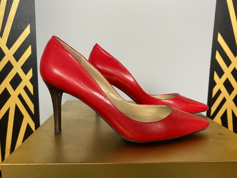 ralph lauren shoes, red leather heels, 1990s shoes, pointed toe, vintage 80s pumps, 90s designer, size 6 1/2, classic, office secretary, y2k imagem 4