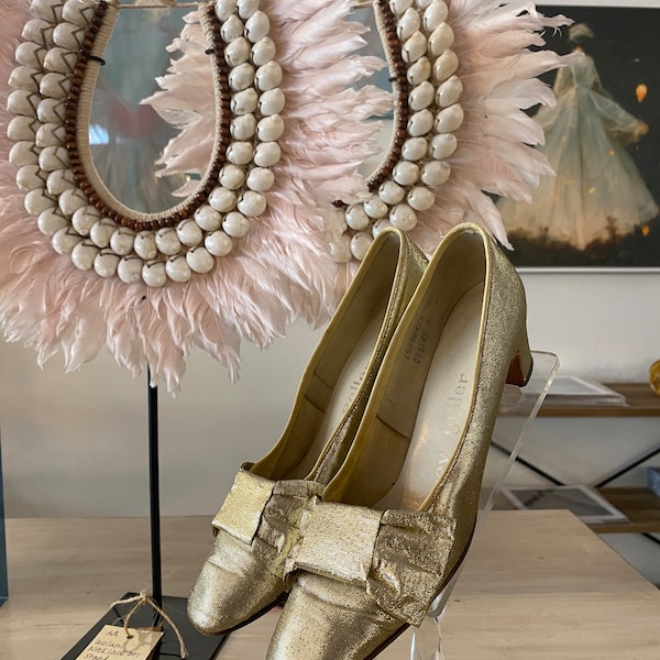 1960s gold shoes, vintage pumps, mod style, Andrew geller, metallic gold lurex, huge bow, short heel, size 6, holiday shoes, cocktail party