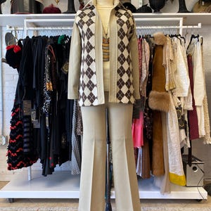 vintage 1970s beige polyester argyle pantsuit, small medium, jacket and pants, flared leg, high waist, mod, 28 waist