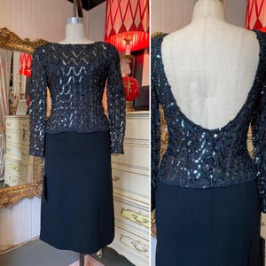 Op de afbeelding: Een vintage zwarte tweedelige jurk. De top met lange mouwen is zwaar versierd met pailletten in een golfpatroon. De rok is een eenvoudig, knielang ontwerp. De jurk wordt op een mannequin getoond.