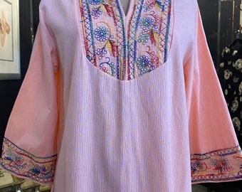 Vestido largo estilo caftán de algodón bordado vintage de los años 70 con mangas acampanadas y bordado arcoíris de la Sra. Roper, talla mediana.
