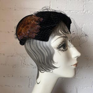 coiffe vintage des années 1950 en velours avec voile de faisan, chapeau des années 50, chapellerie mcm