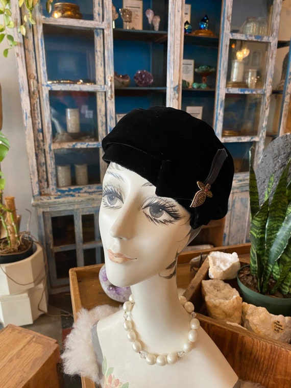 1940s black velvet hat, vintage beret, side bow, … - image 3