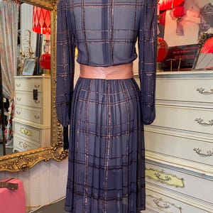 Vestido vintage morado transparente de los años 80 con mangas abullonadas, falda amplia a cuadros de lurex dorado, cinturón y faja, moda de los años 80. imagen 8