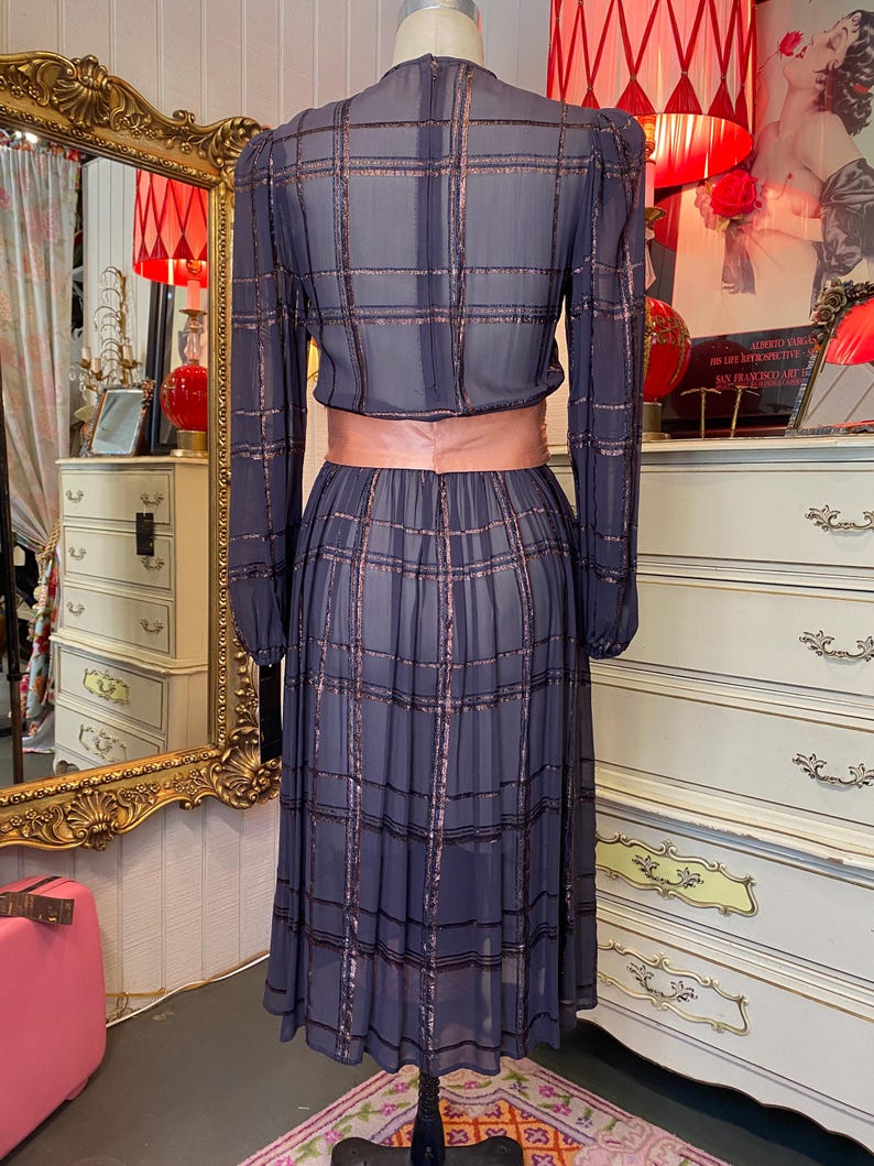 Vestido vintage morado transparente de los años 80 con mangas abullonadas, falda amplia a cuadros de lurex dorado, cinturón y faja, moda de los años 80. imagen 8