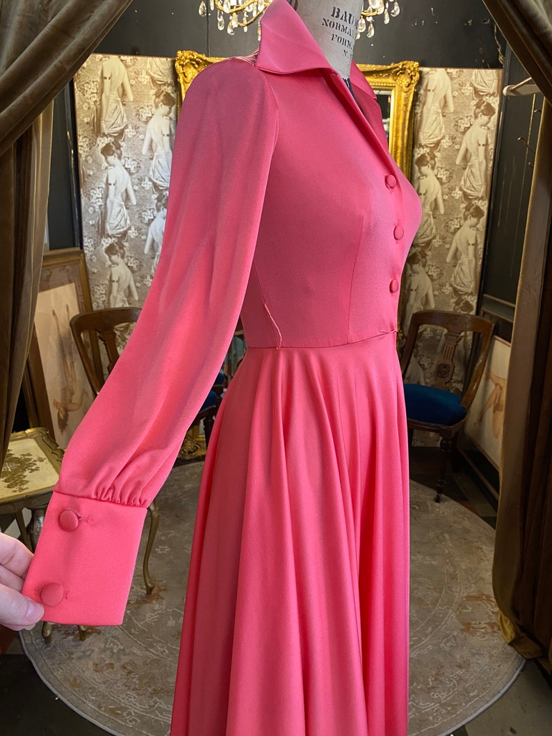1970s dress, shirtwaist style, vintage 70s dress, coral pink polyester, fit and flare, Gail Gray, size small, full skirt, long sleeve, mod image 5