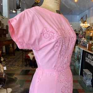1960s sheath dress, pink cotton, vintage 60s dress, flower embroidery, mrs maisel style, x small, cap sleeves, asian style, a-line skirt image 6