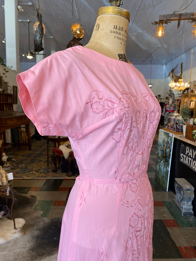 1960s sheath dress, pink cotton, vintage 60s dress, flower embroidery, mrs maisel style, x small, cap sleeves, asian style, a-line skirt image 6