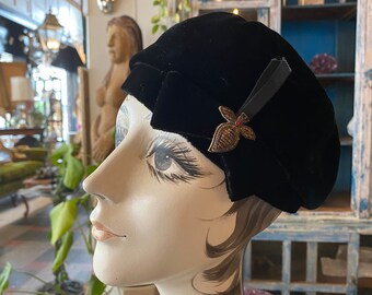 1940s black velvet hat, vintage beret, side bow, film noir style, clover lane, 40s accessories