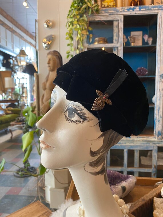 1940s black velvet hat, vintage beret, side bow, … - image 1