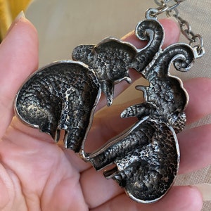 1970s necklace, novelty, double elephants, vintage jewelry, animals, silver tone, chunky pendant, good luck charm, late 60s, mod, funky image 7