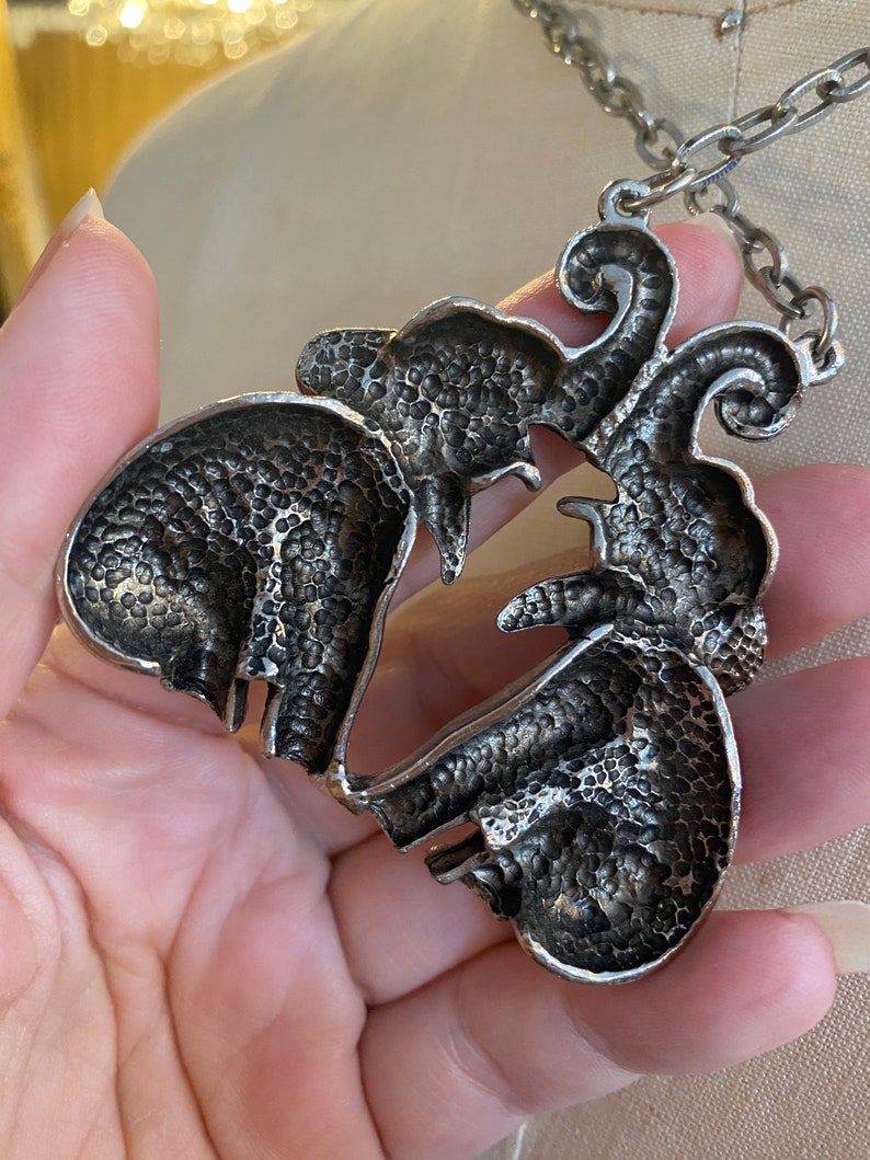 1970s necklace, novelty, double elephants, vintage jewelry, animals, silver tone, chunky pendant, good luck charm, late 60s, mod, funky image 7