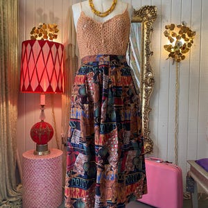 Saia midi vintage com estampa divertida dos anos 90, cintura alta, estilo country/cowgirl, com aplique.
