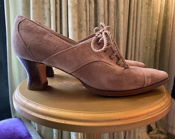 Zapatos de abuela vintage de los años 80 de ante color canela, estilo victoriano, con tacón Louis, cordones, Saks Fifth Avenue, talla 8.